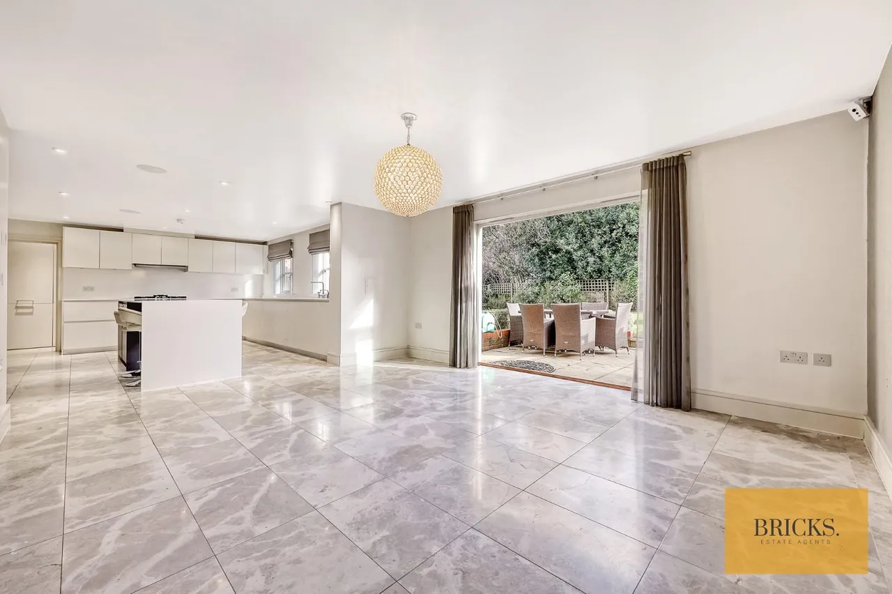 Wells Gate Close, Woodford Green, IG8 0FD, photo 6
