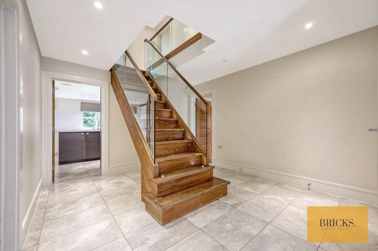 Wells Gate Close, Woodford Green, IG8 0FD, photo 2