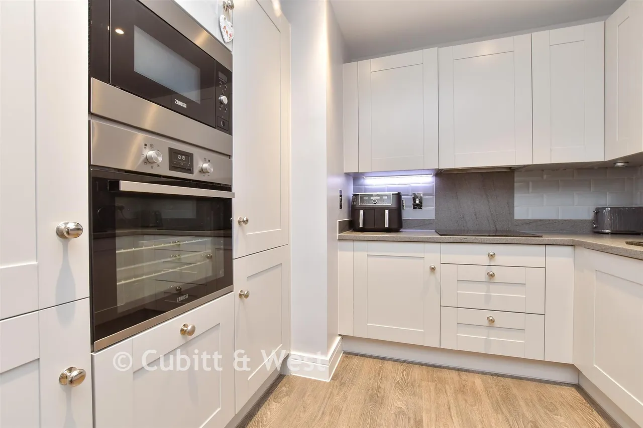 Consort Drive, Leatherhead, KT22, photo 3