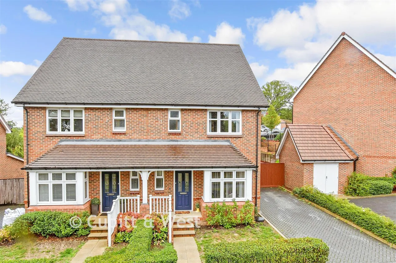 3 bed house for sale, Consort Drive, Leatherhead, KT22