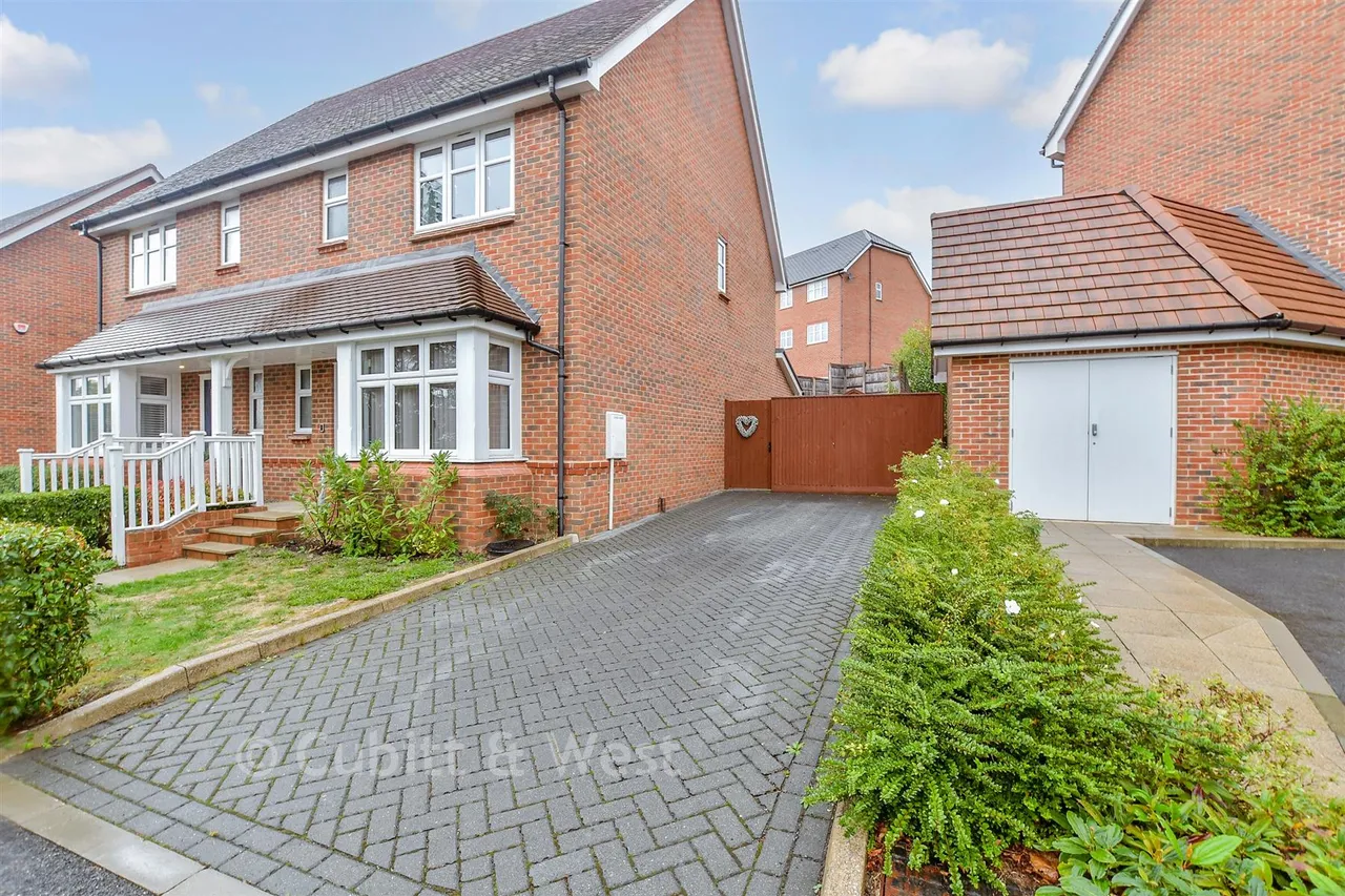 Consort Drive, Leatherhead, KT22, photo 2