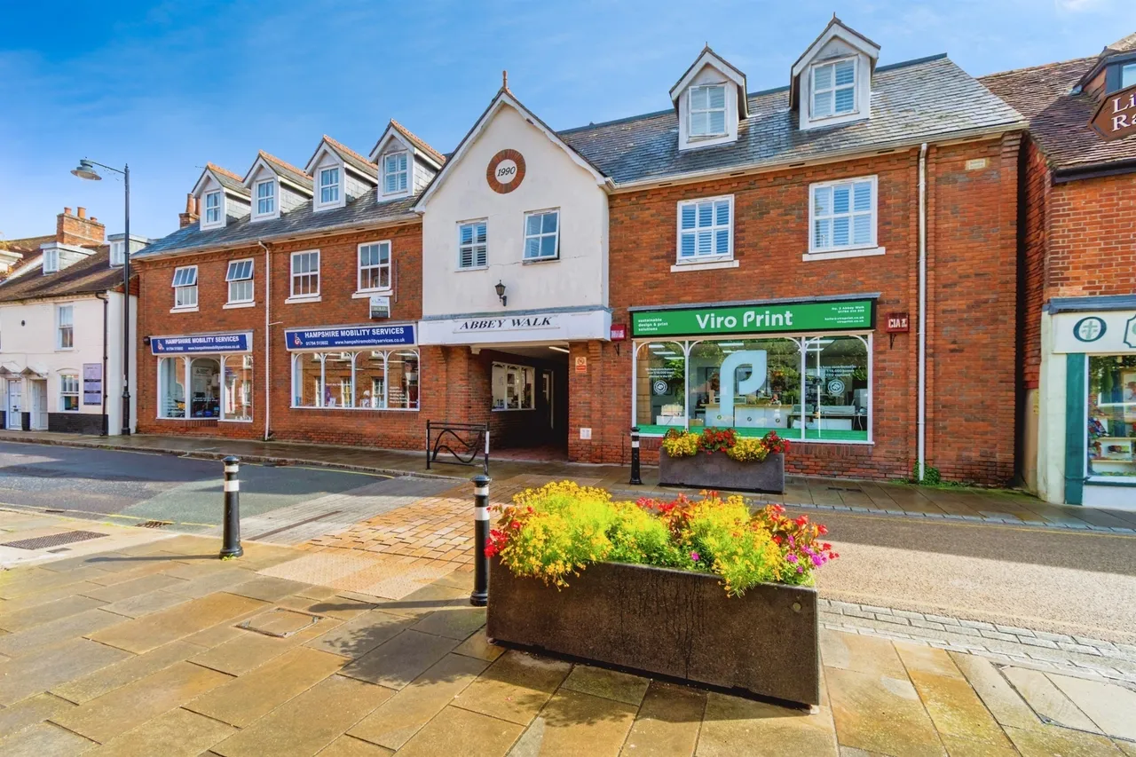 2 bed flat for sale — Abbey Walk, Romsey