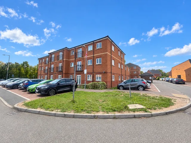 2 bed flat to rent, Crosse Courts, Laindon, SS15