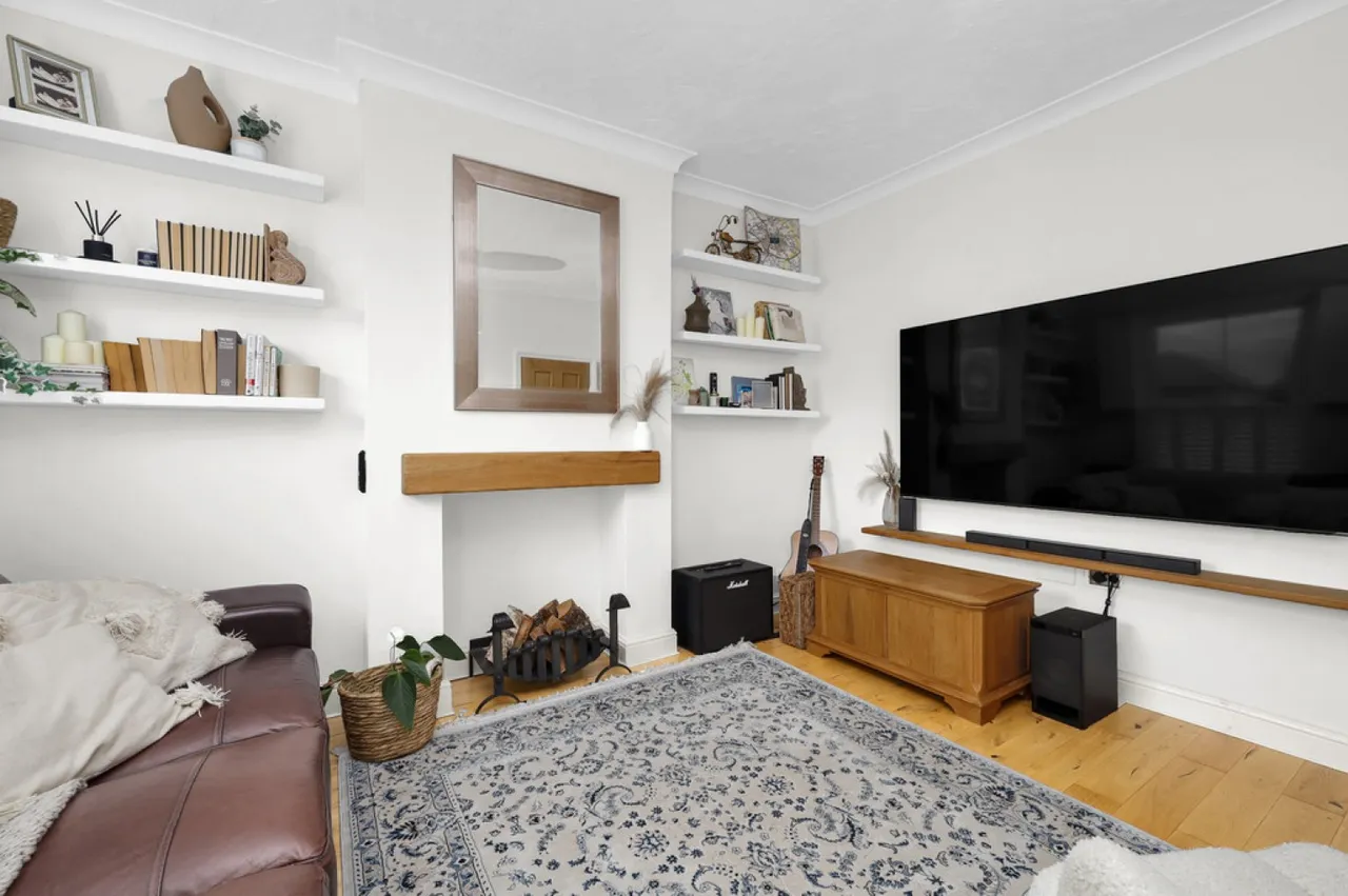 2 bed flat for sale — Gibbon Road, Kingston Upon Thames