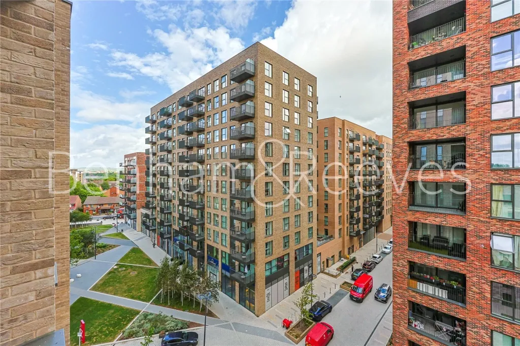 Sanday Drive, Beaufort Park, NW9, photo 15