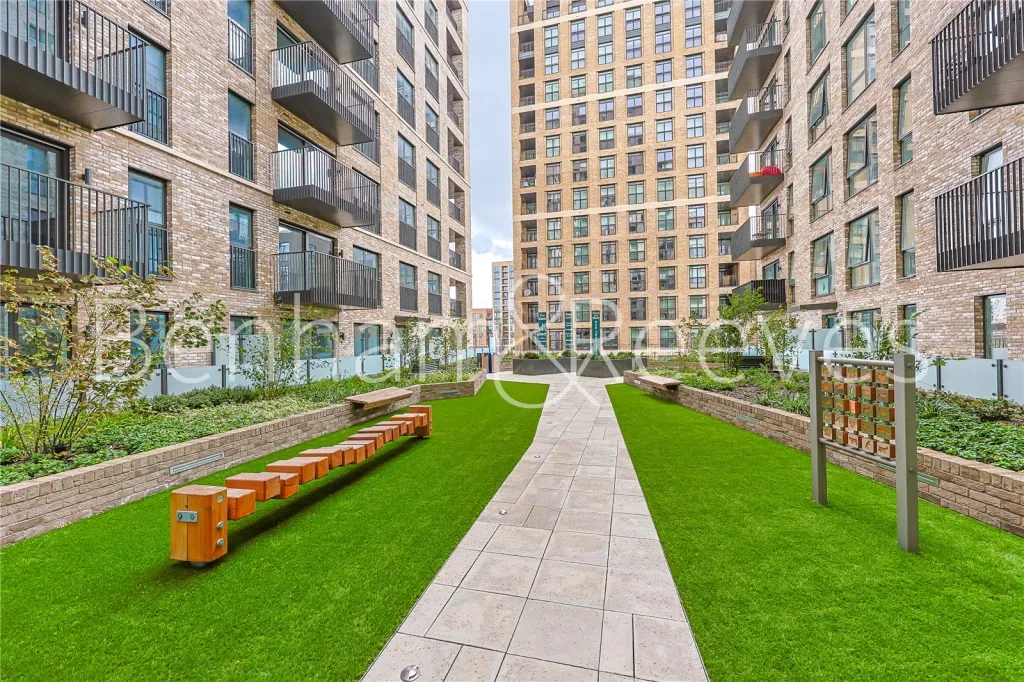 Sanday Drive, Beaufort Park, NW9, photo 22