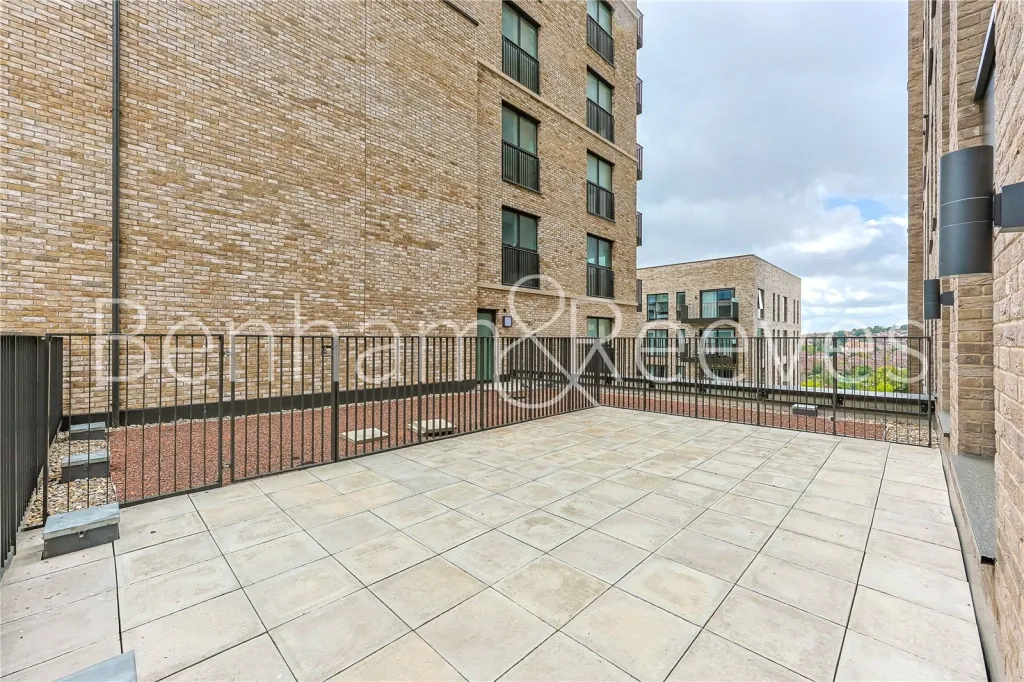 Sanday Drive, Beaufort Park, NW9, photo 13