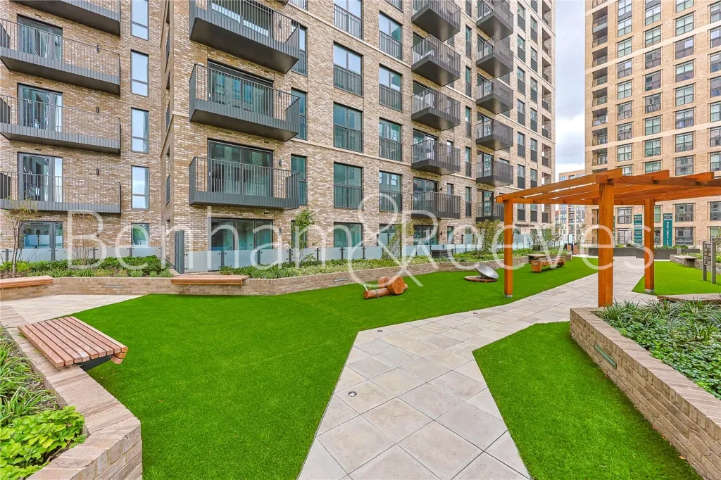 Sanday Drive, Beaufort Park, NW9, photo 21