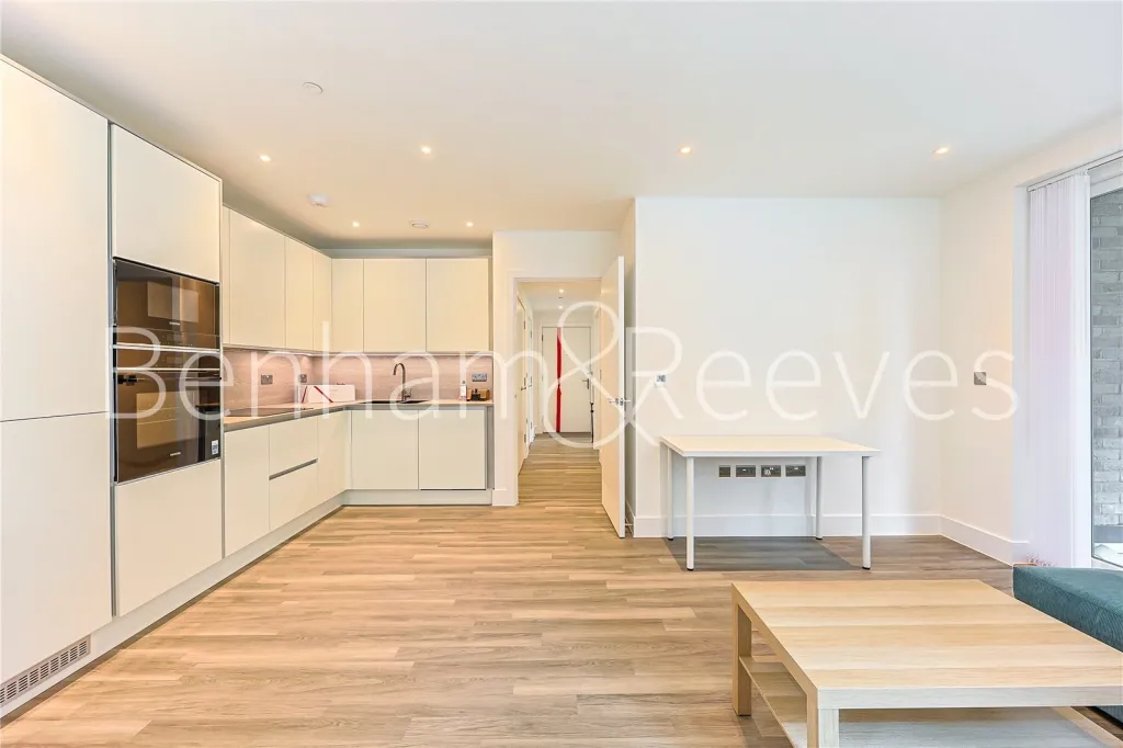 Sanday Drive, Beaufort Park, NW9, photo 3