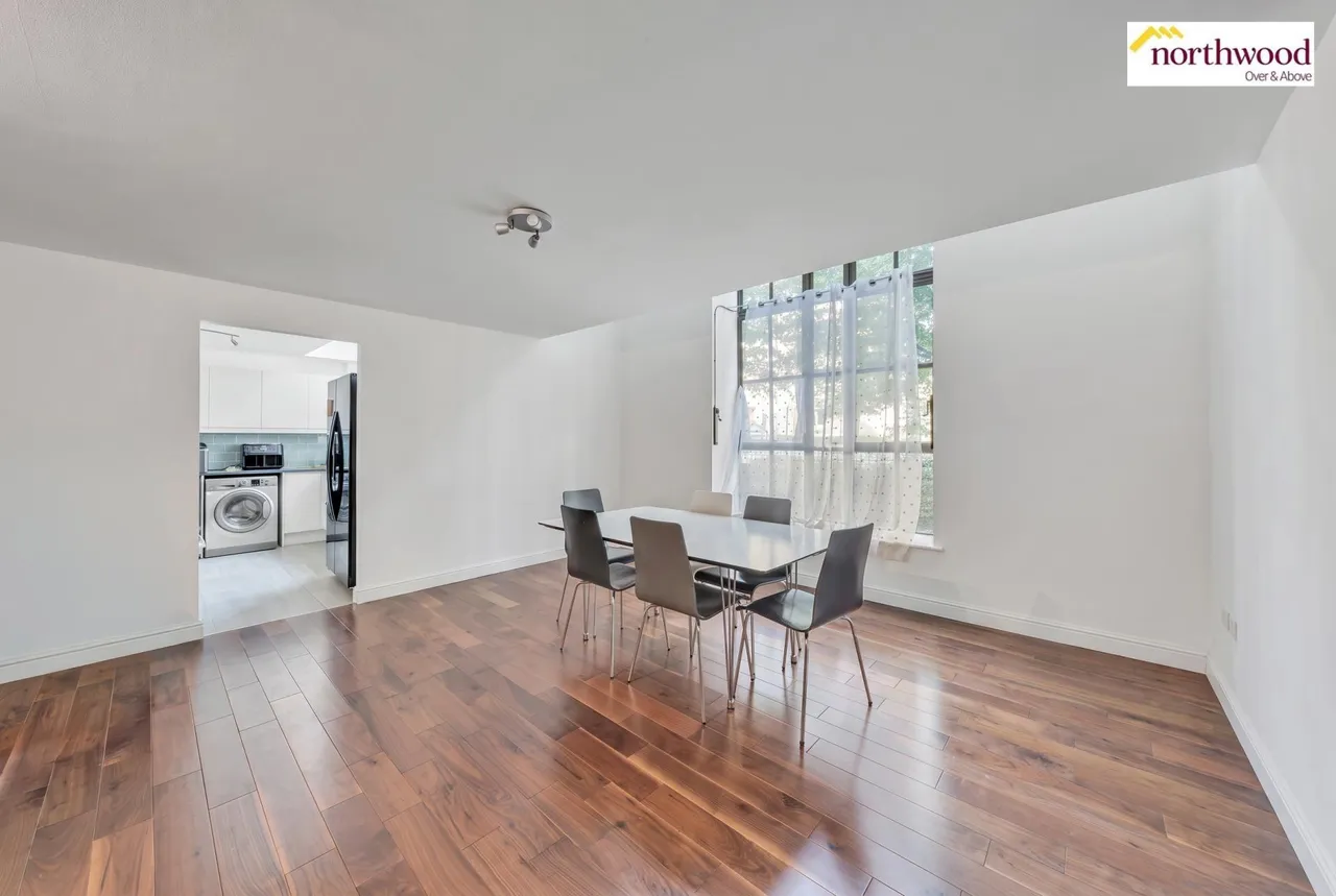 3 bed flat for sale, Ovaltine Drive, Kings Langley, WD4