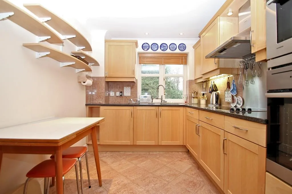 St. Johns Hill Road, Woking, GU21, photo 3