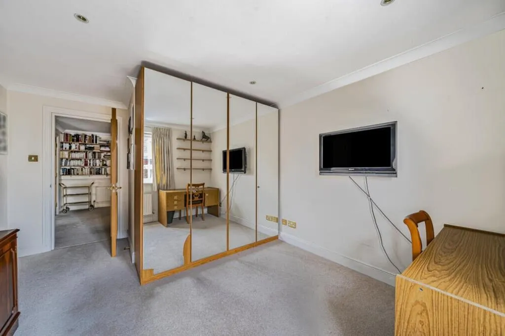 St. Johns Hill Road, Woking, GU21, photo 11
