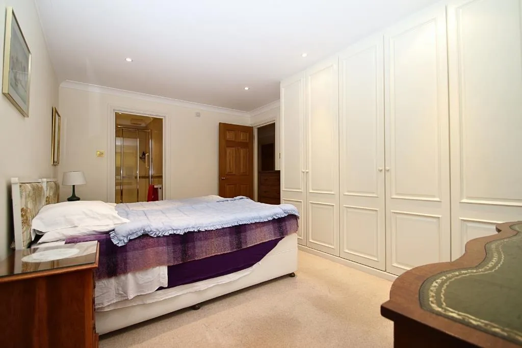 St. Johns Hill Road, Woking, GU21, photo 8