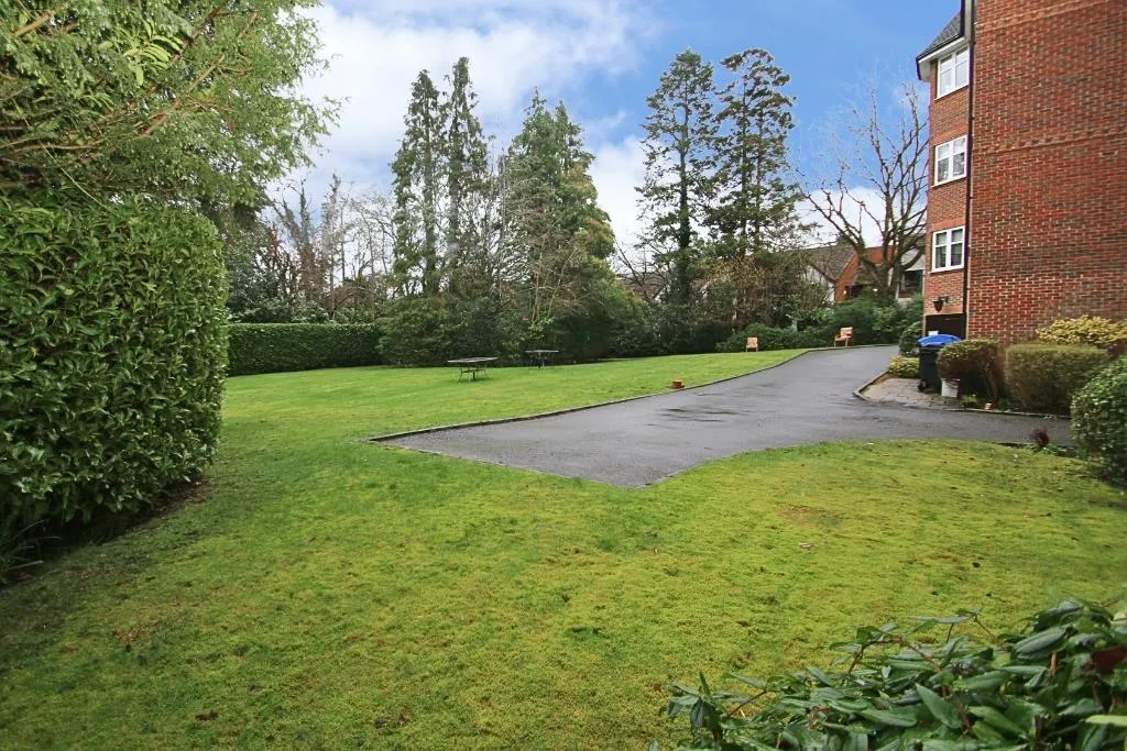 St. Johns Hill Road, Woking, GU21, photo 13