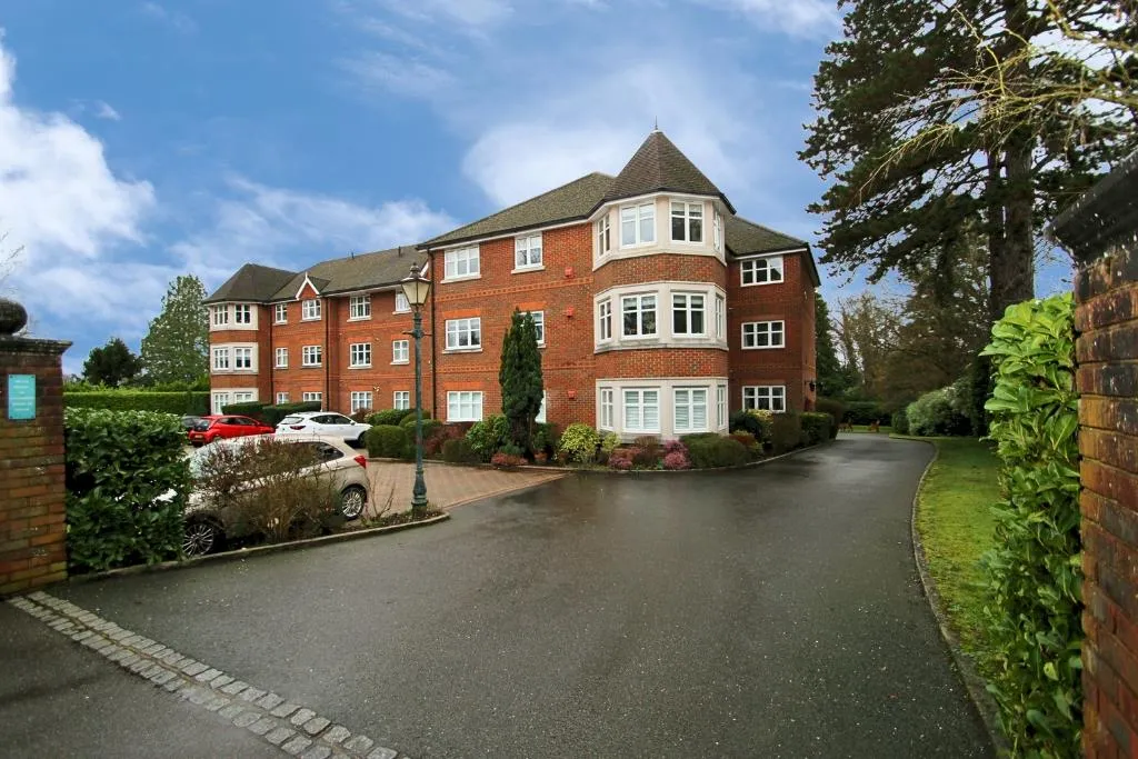 2 bed flat for sale, St. Johns Hill Road, Woking, GU21