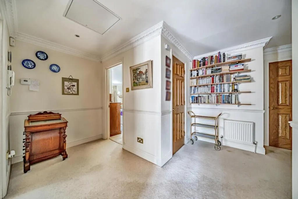 St. Johns Hill Road, Woking, GU21, photo 6