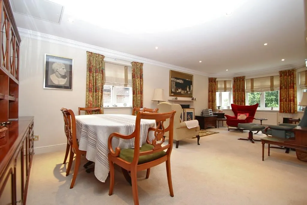 St. Johns Hill Road, Woking, GU21, photo 4