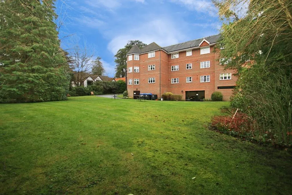 St. Johns Hill Road, Woking, GU21, photo 9
