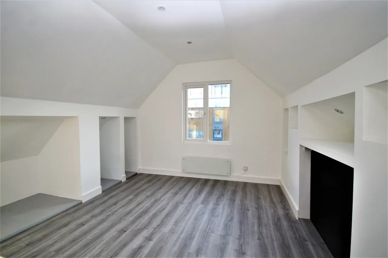 Clarence Street, Staines-upon-Thames, TW18, photo 16
