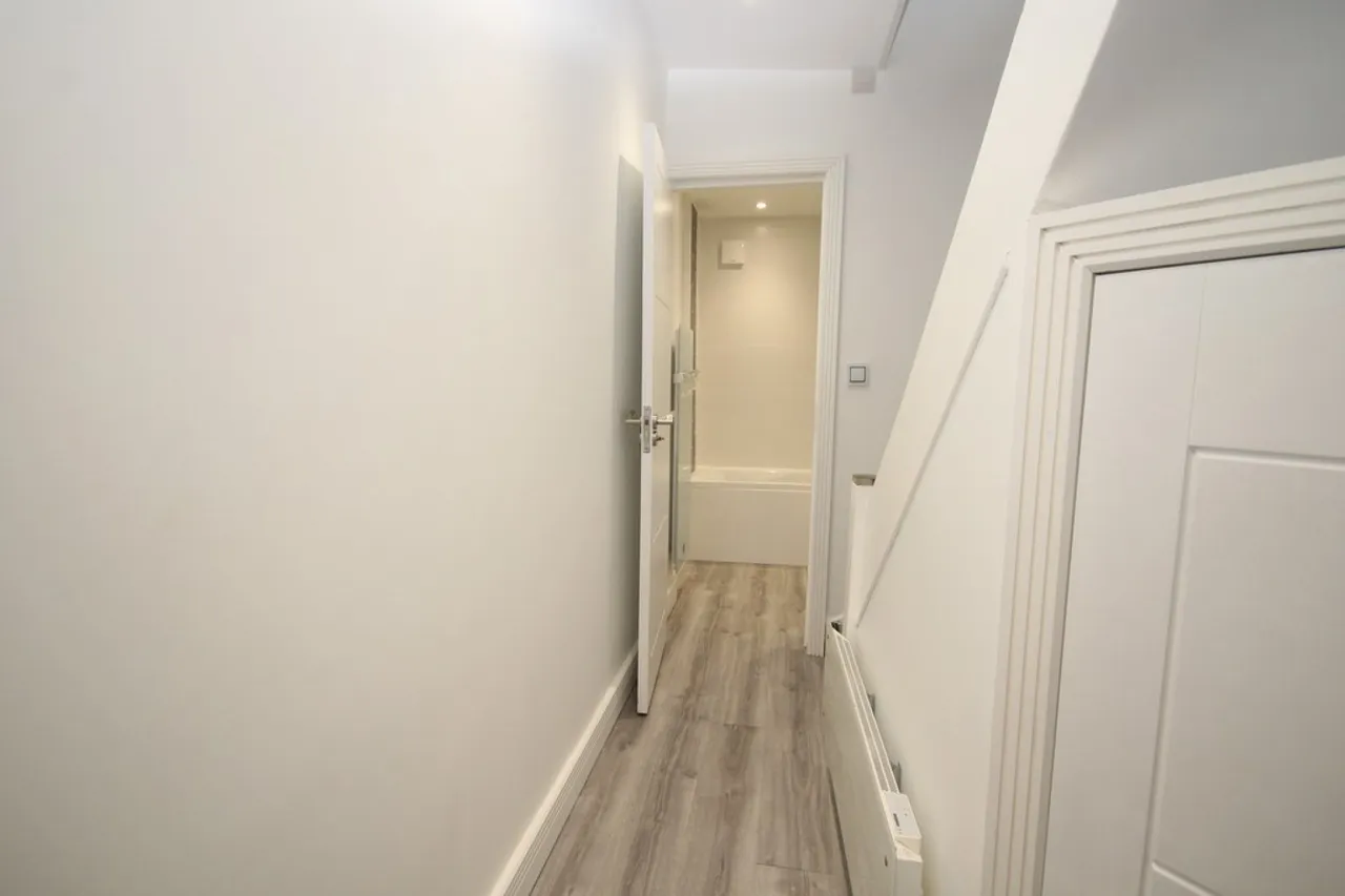 Clarence Street, Staines-upon-Thames, TW18, photo 17