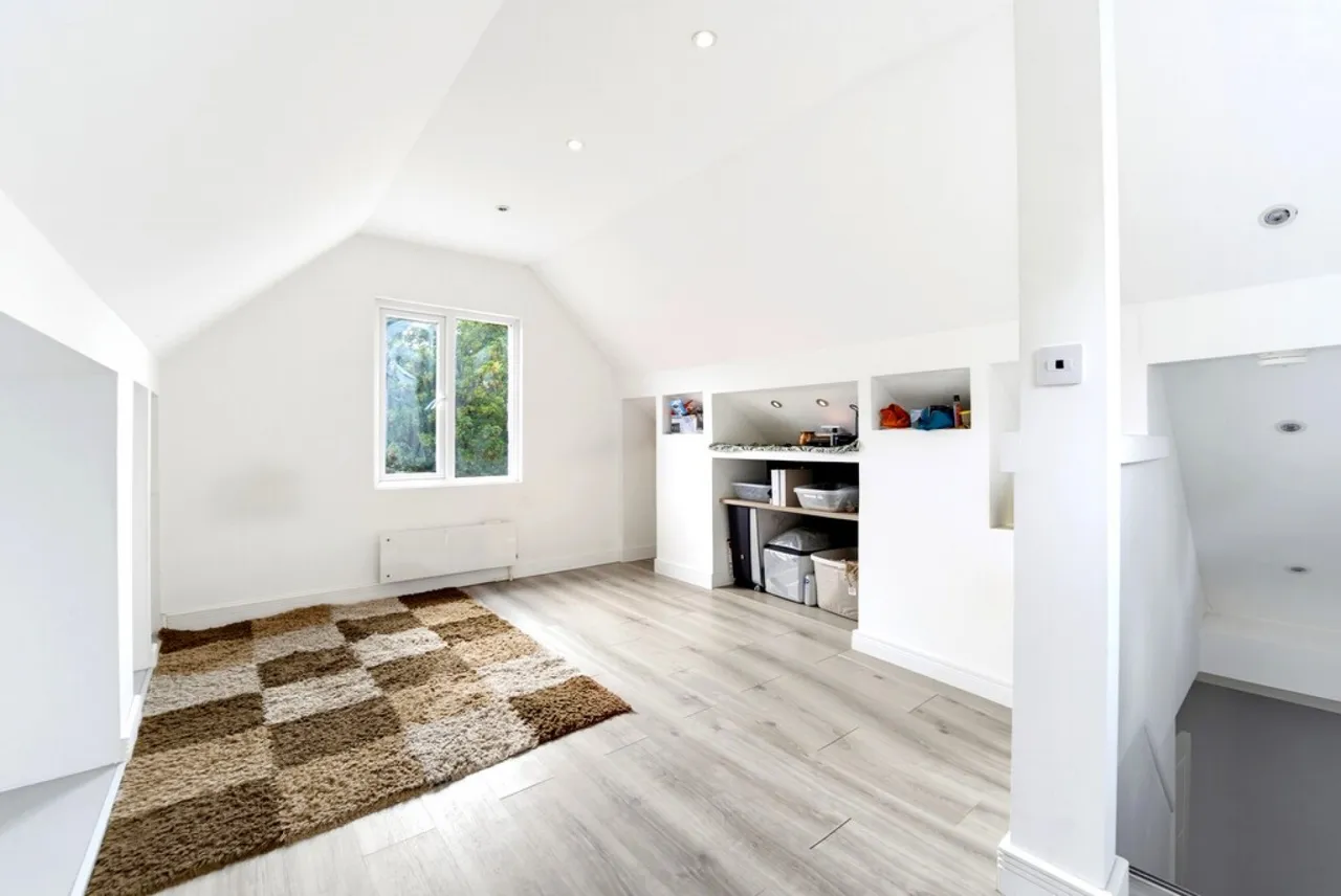 Clarence Street, Staines-upon-Thames, TW18, photo 6