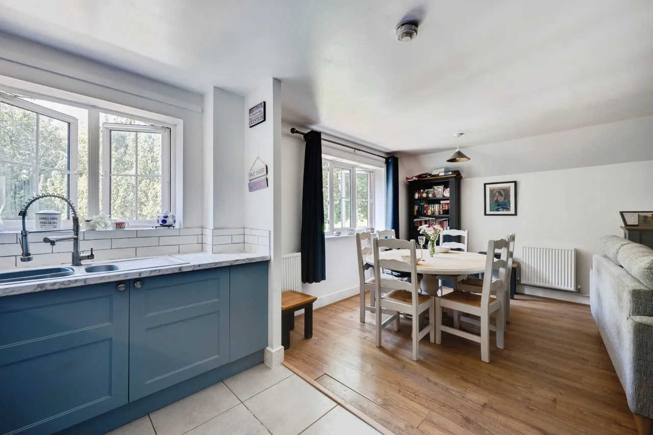 2 bed flat for sale, Kingfisher Close, Leatherhead, KT22