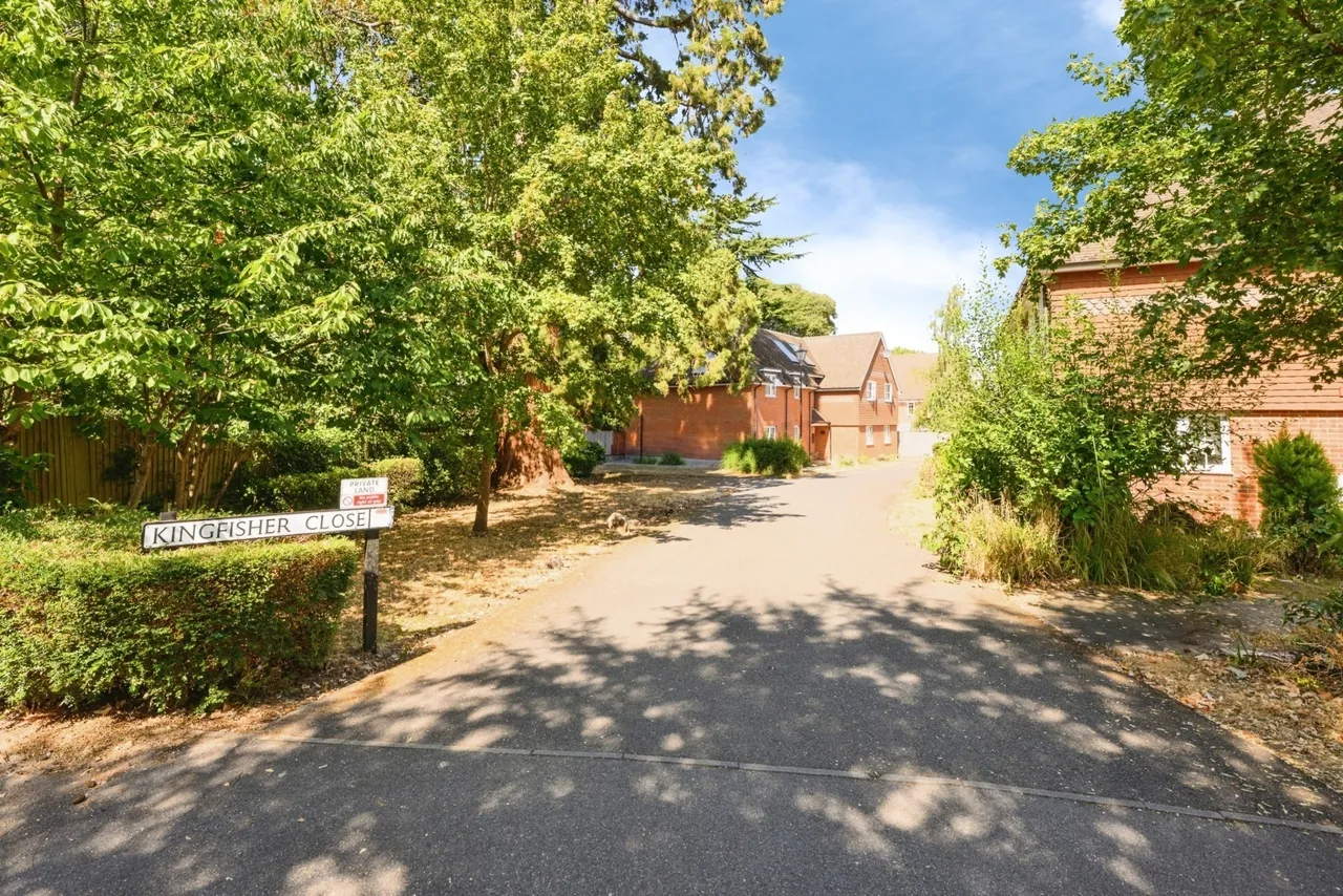 Kingfisher Close, Leatherhead, KT22, photo 12