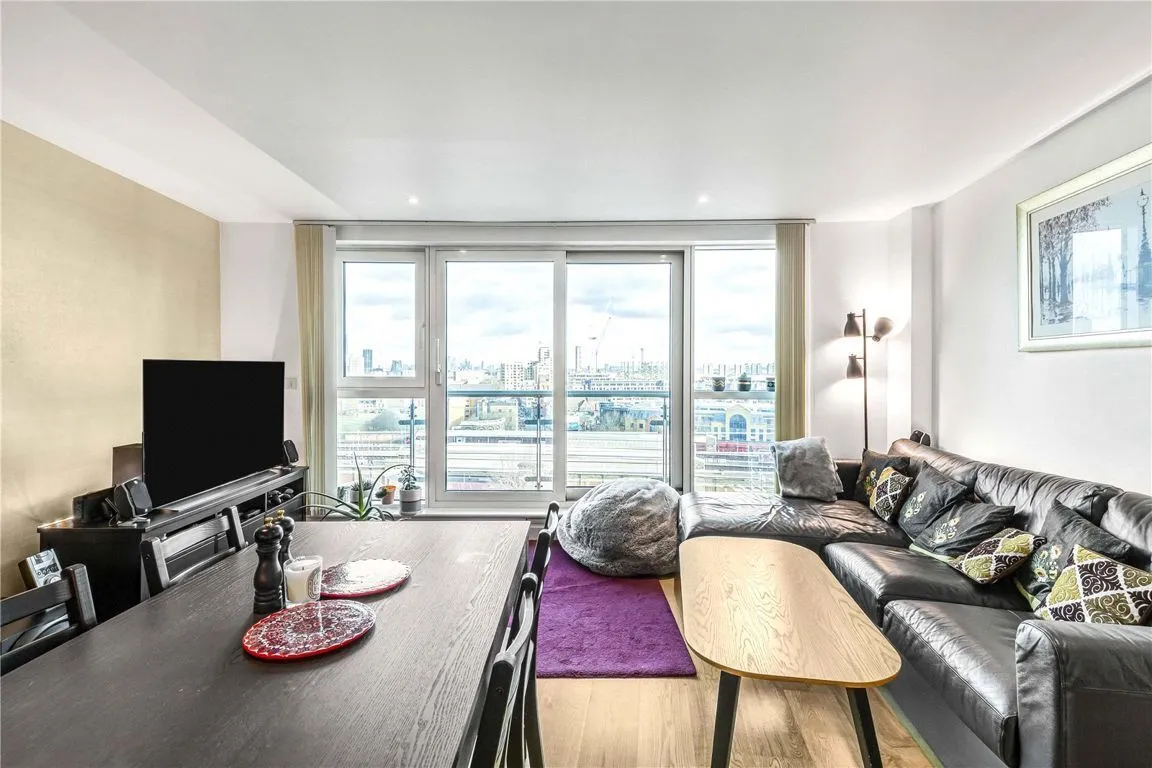2 bed flat to rent, St. George Wharf, London