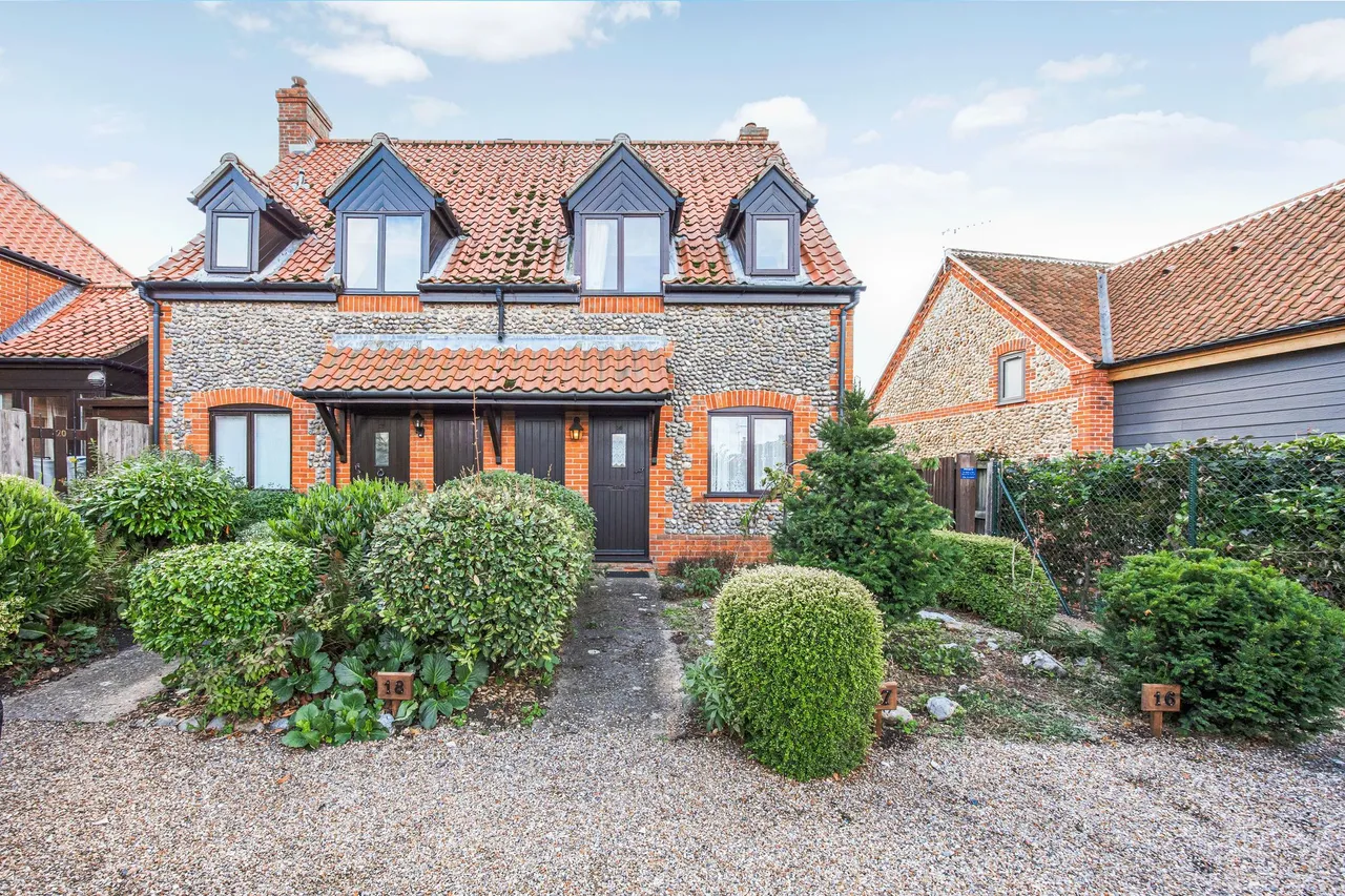 2 bed property for sale, Immaculate Coastal Retreat with Priva
