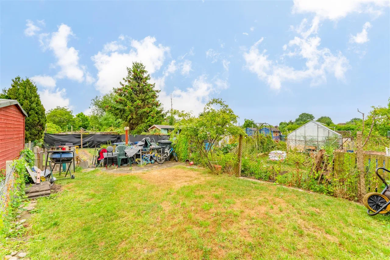 Browning Avenue, Hanwell, photo 11
