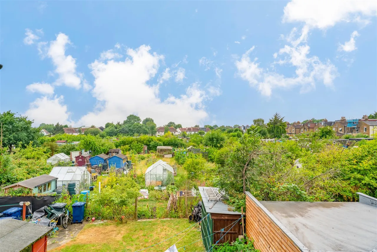Browning Avenue, Hanwell, photo 7