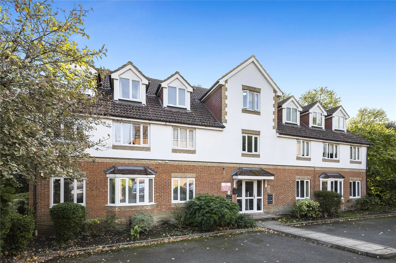 2 bed flat for sale, Alexandra Gardens, Knaphill, GU21