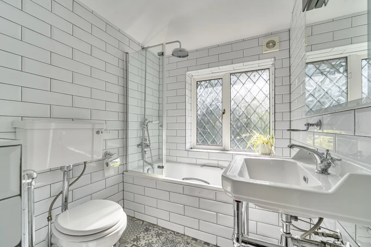 High Road, Eastcote, HA5, photo 9