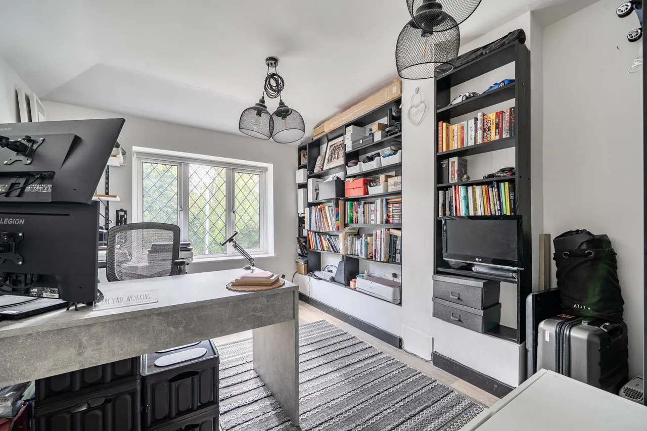 High Road, Eastcote, HA5, photo 21