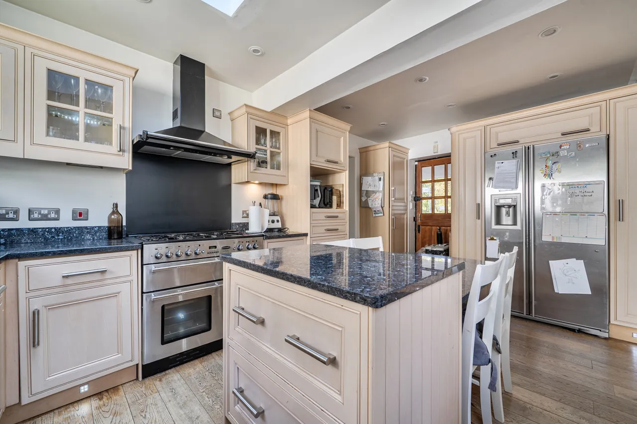 High Road, Eastcote, HA5, photo 5