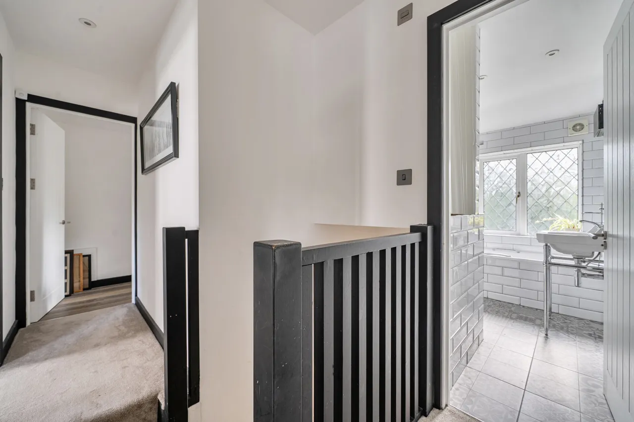 High Road, Eastcote, HA5, photo 23
