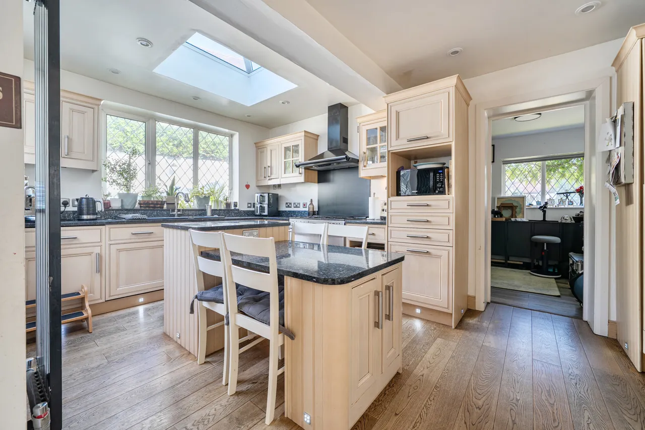 High Road, Eastcote, HA5, photo 17