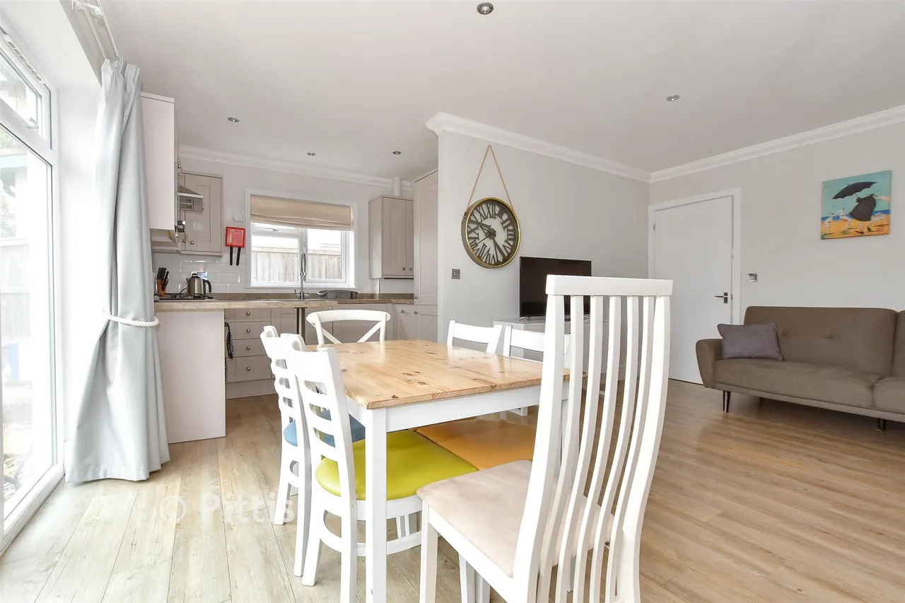 Fort Warden Road, Totland Bay, PO39, photo 6