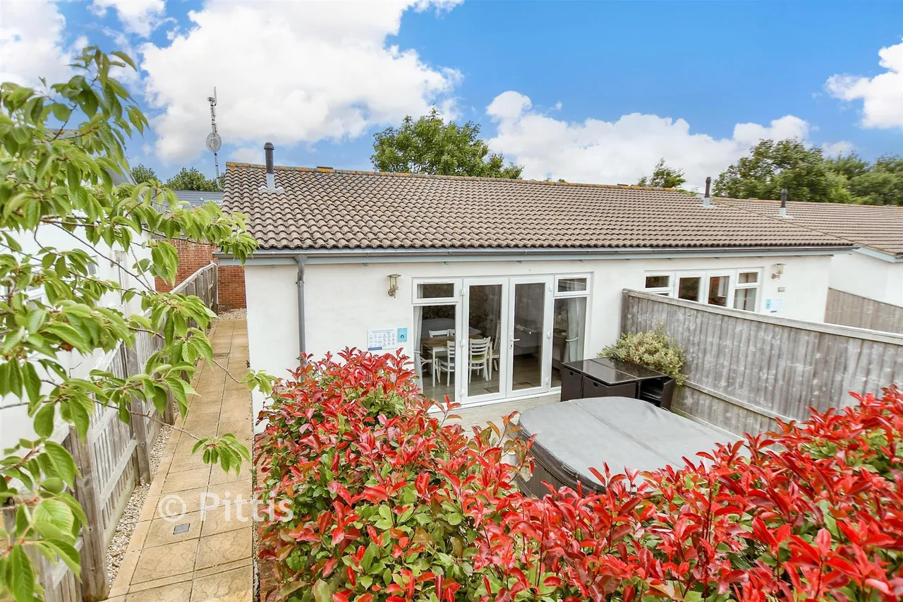 2 bed park home for sale, Fort Warden Road, Totland Bay, PO39