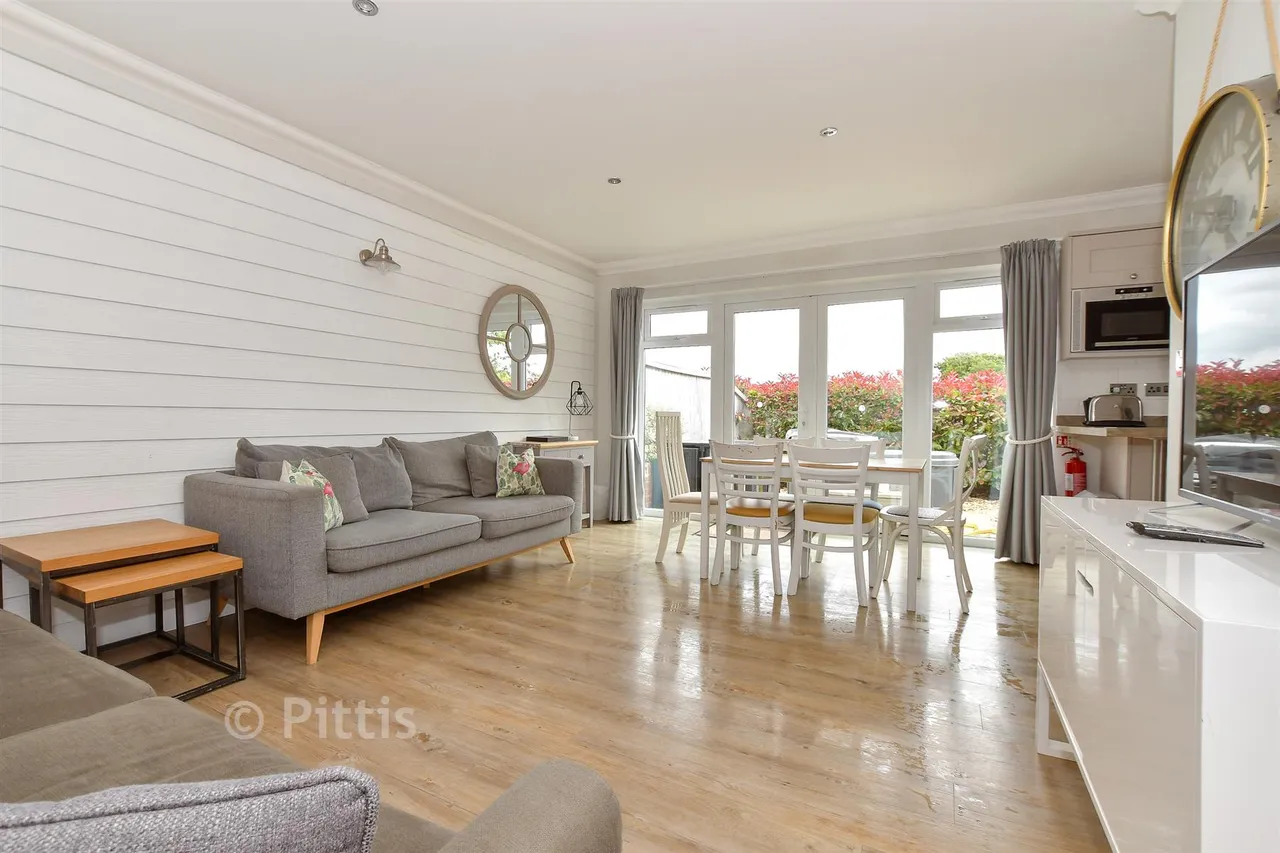 Fort Warden Road, Totland Bay, PO39, photo 7