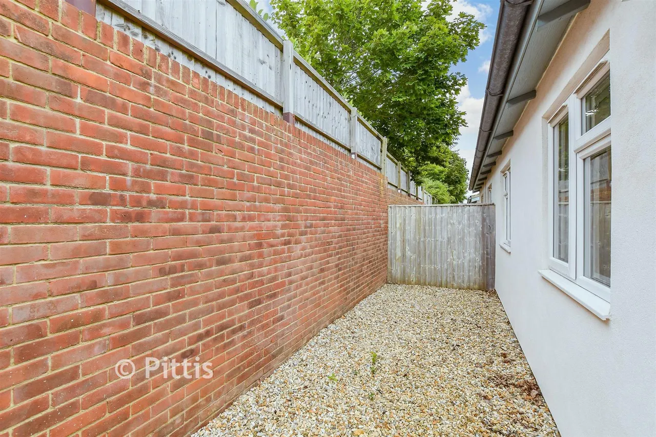 Fort Warden Road, Totland Bay, PO39, photo 9