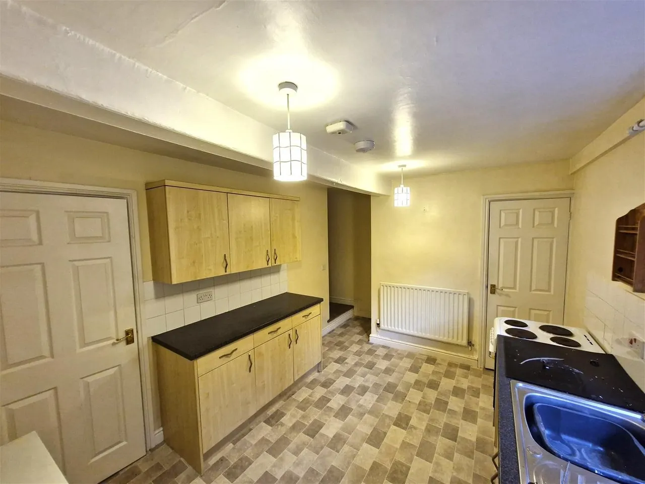 Lowes Wong, Southwell, photo 2