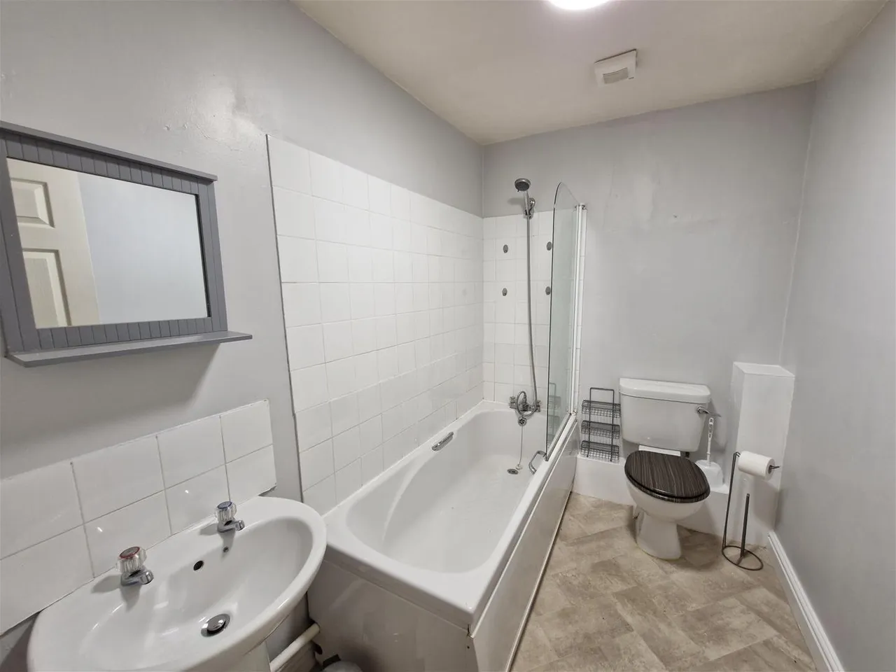 Lowes Wong, Southwell, photo 6