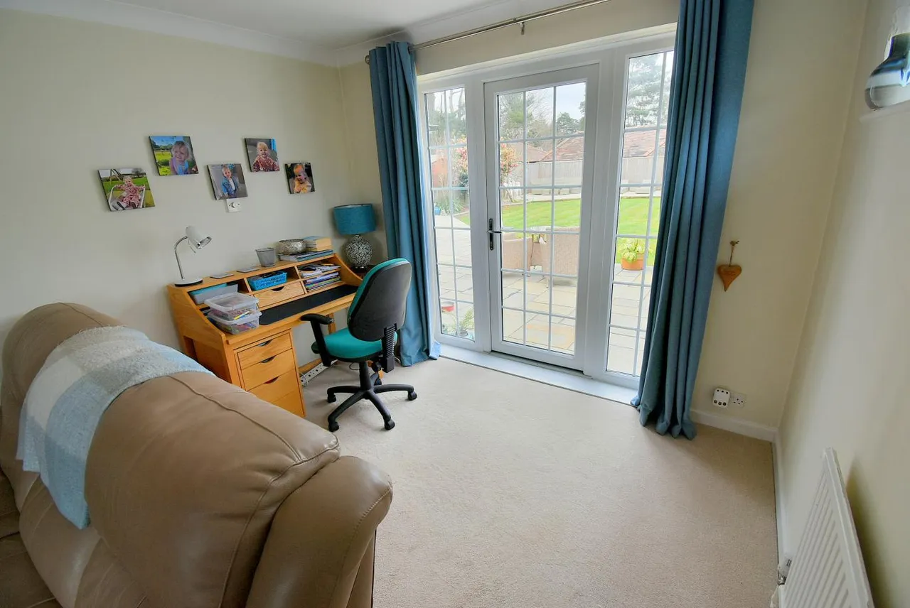 Fernlea Close, BH22, photo 10