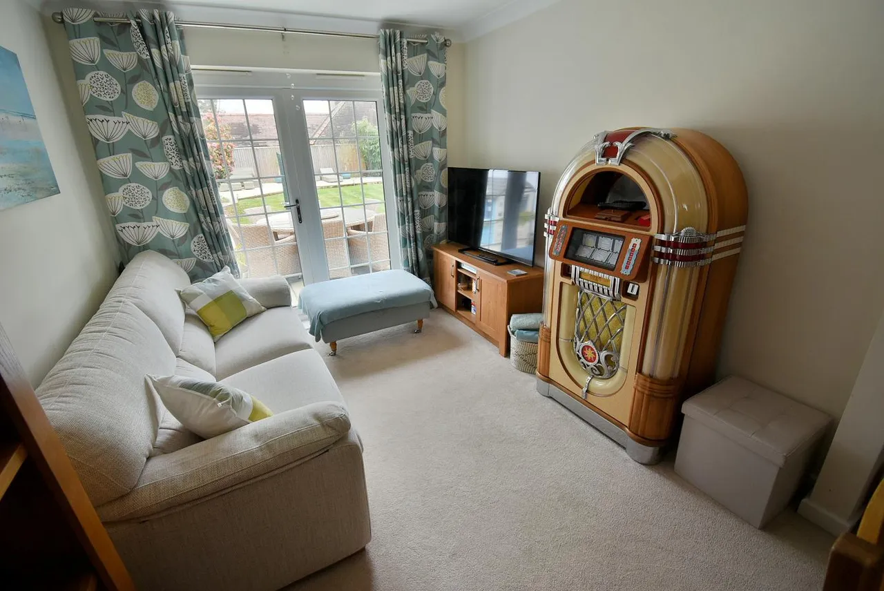 Fernlea Close, BH22, photo 9