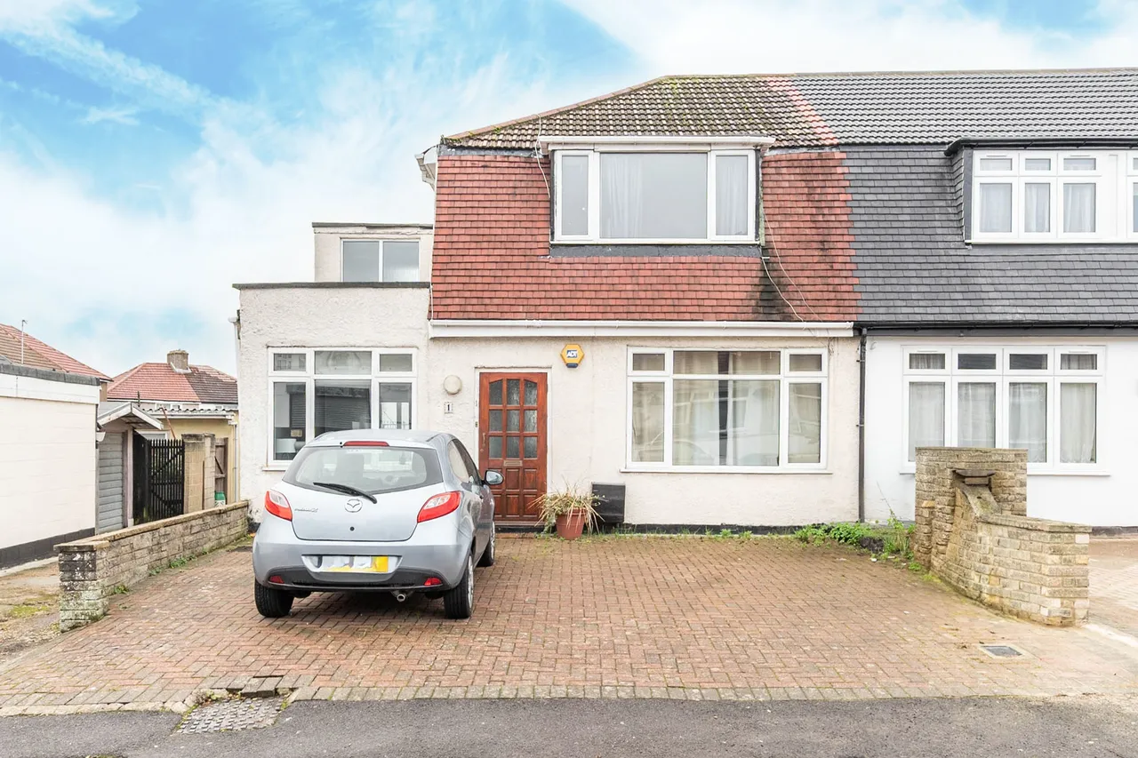 4 bed house for sale — 1 Chelsea Close, Edgware