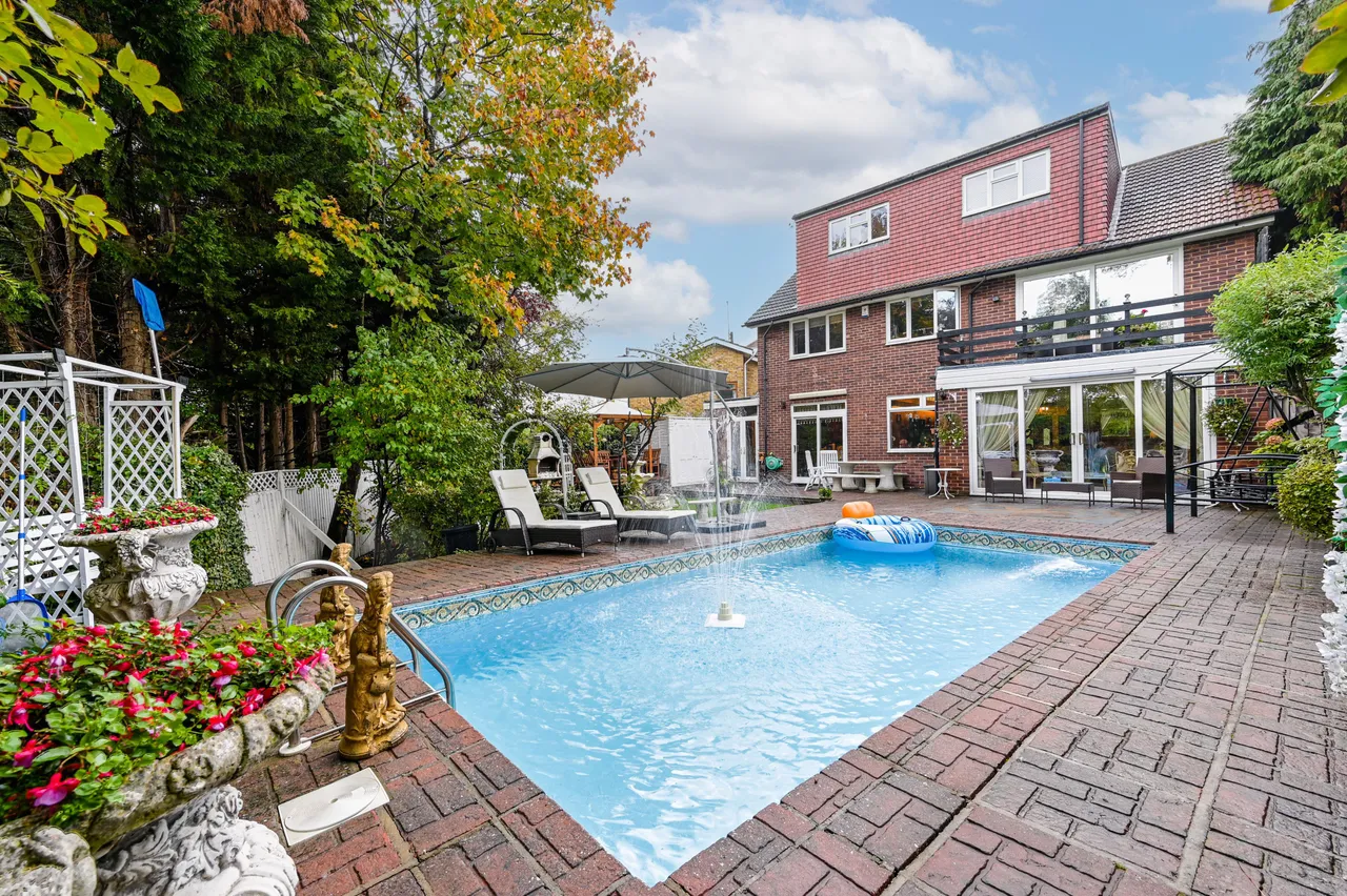 6 bed house for sale — 13 Mount Drive, Wembley