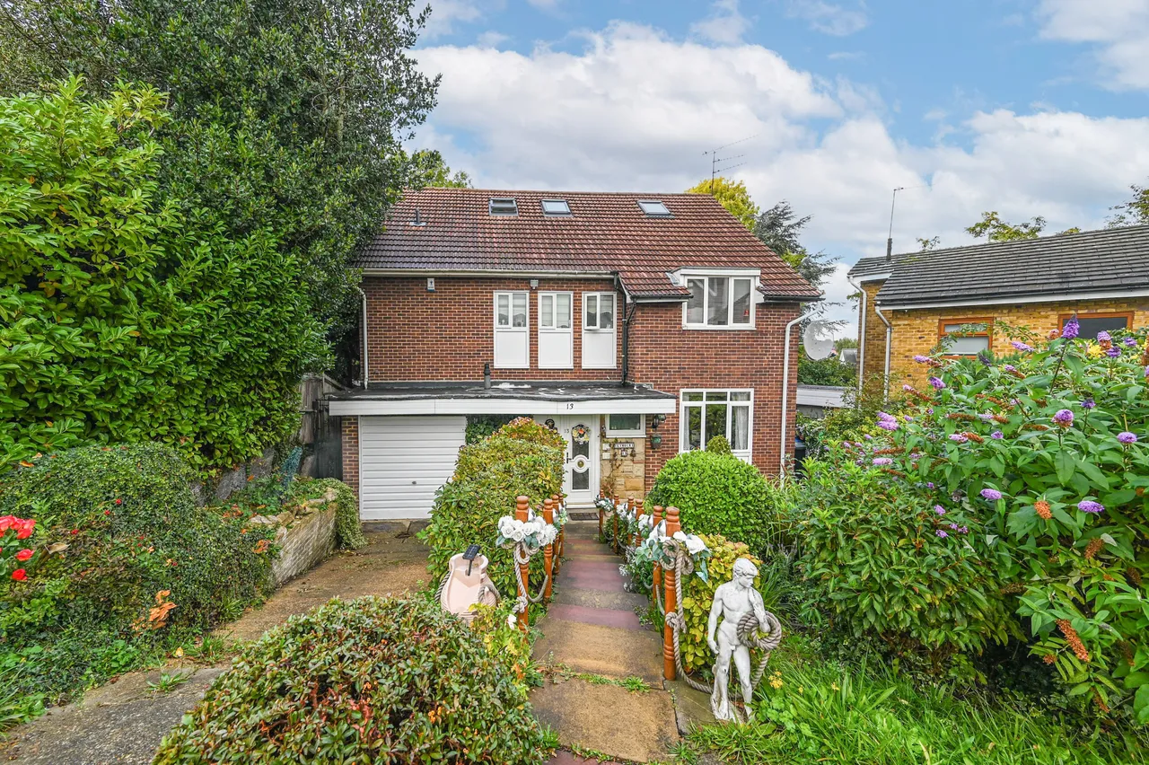 13 Mount Drive, Wembley, photo 2
