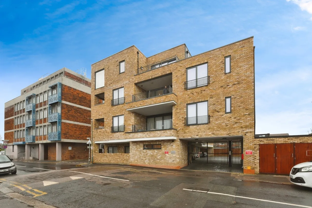 3 bed flat for sale — Swanfield Road, Waltham Cross, Hertfordshire, EN8