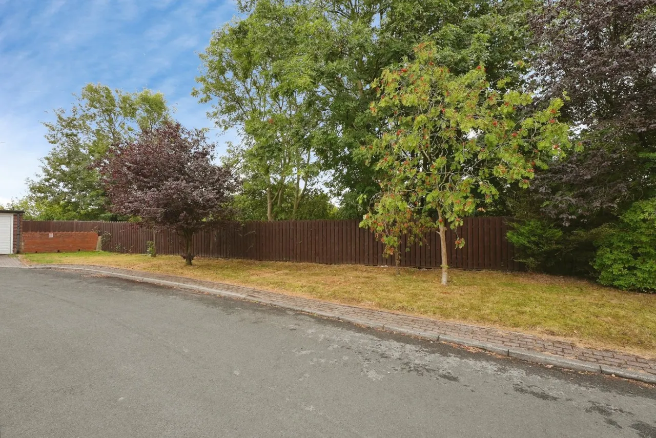 Manor Park Gardens, Gomersal, BD19, photo 17